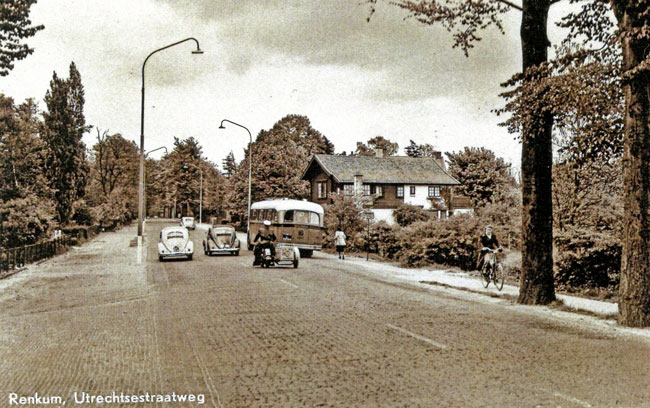 Renkum Utrechtseweg 132 met allerlei verkeer ca 1950 Collectie Fien Peelen + HGR