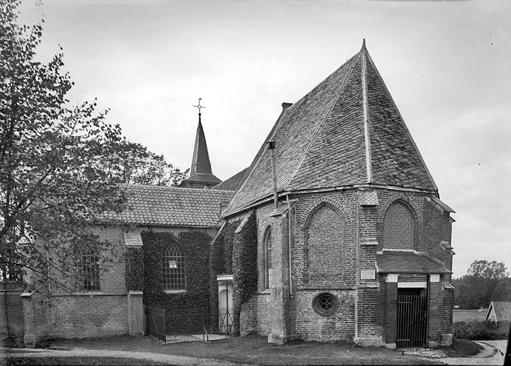 kerkje op de heuvel, ingang grafkelder