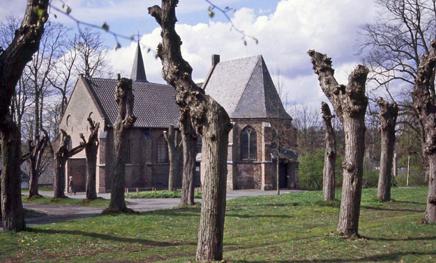 Kerkje op de heuvel Heelsum