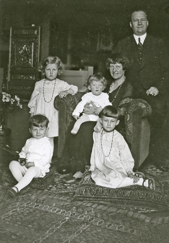 GA-met-van-links-naar-rechts-Theo-Madeleine-Wonne-en-Herman-839-ca-1934